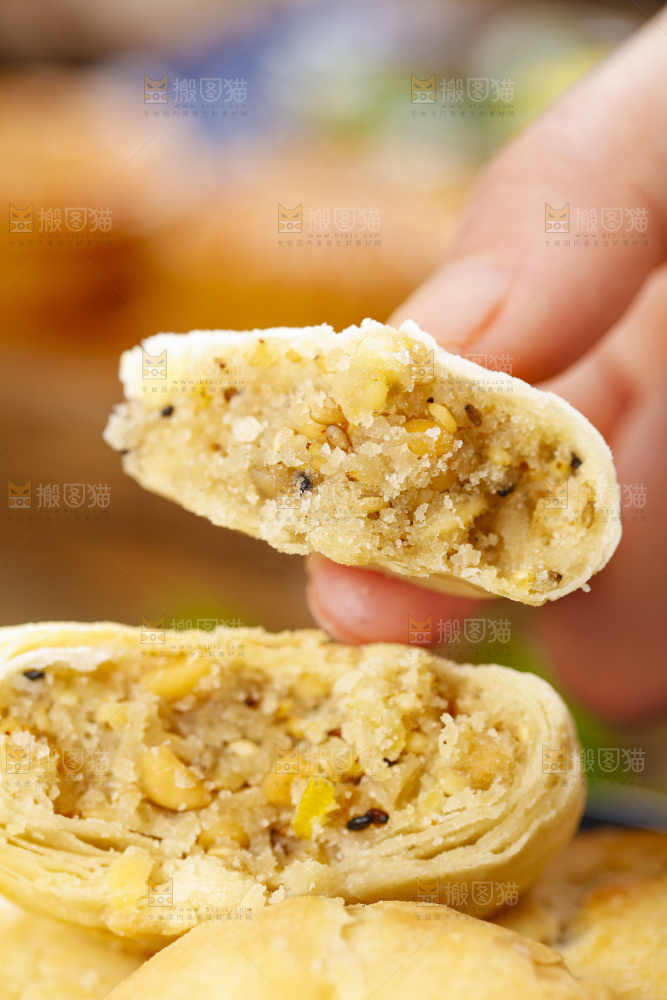 手里拿着五仁月饼
