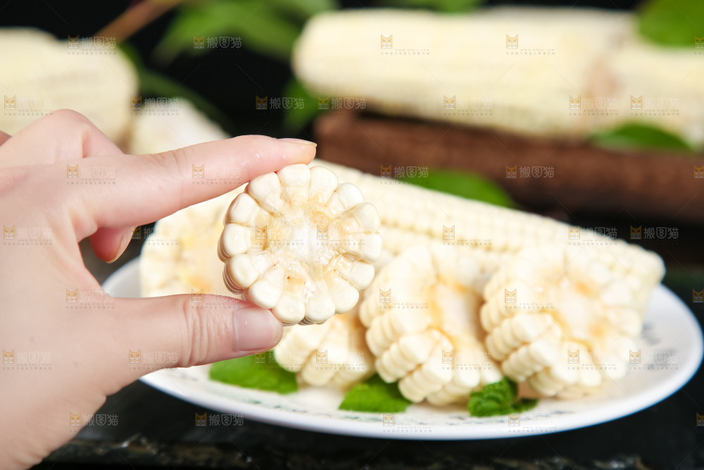 盘子里装着牛奶糯玉米