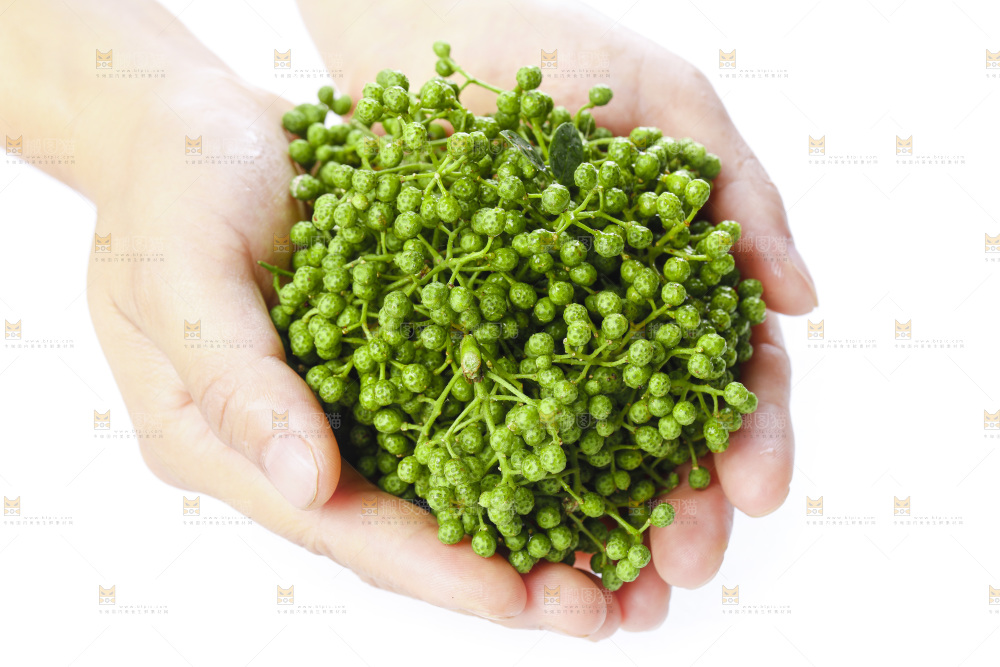 手里拿着青花椒