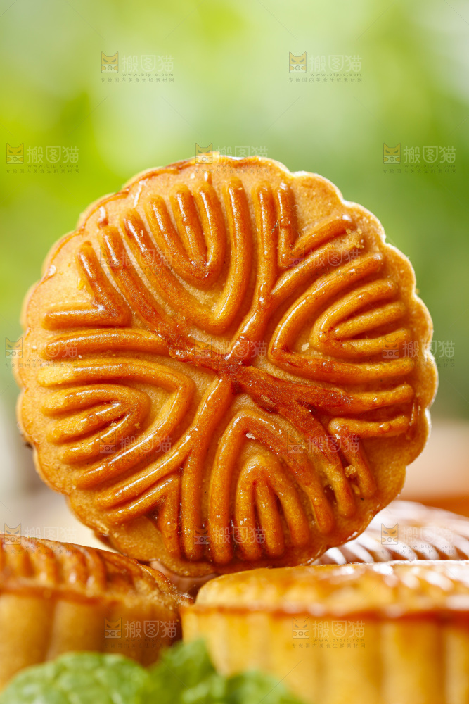 手里拿着莲蓉月饼