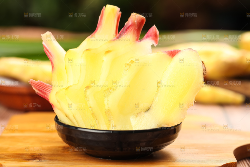 木板上放着四川生姜