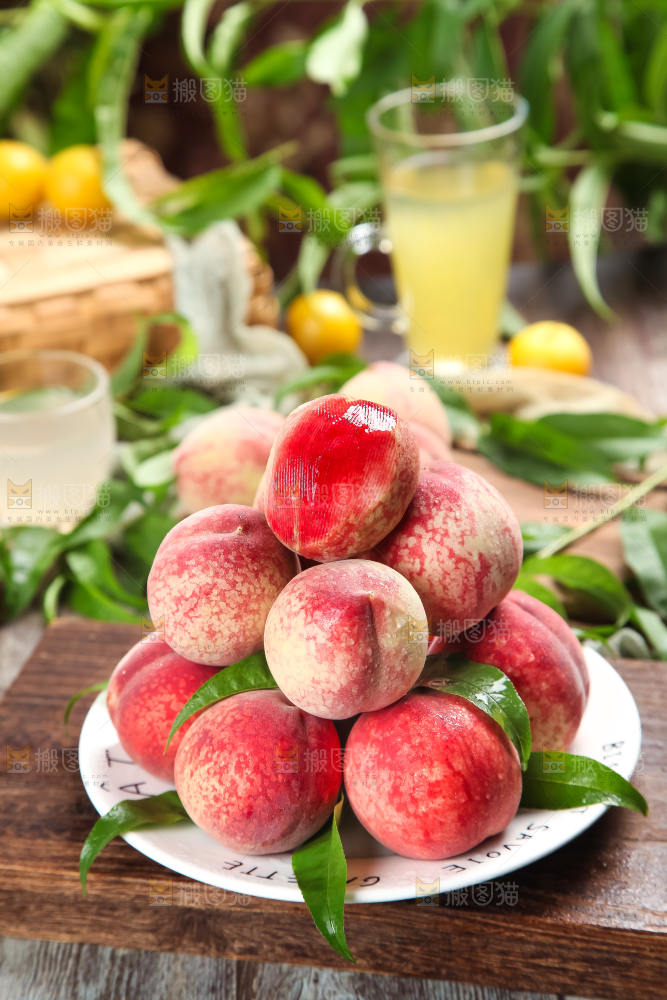 盘里放着红肉桃子