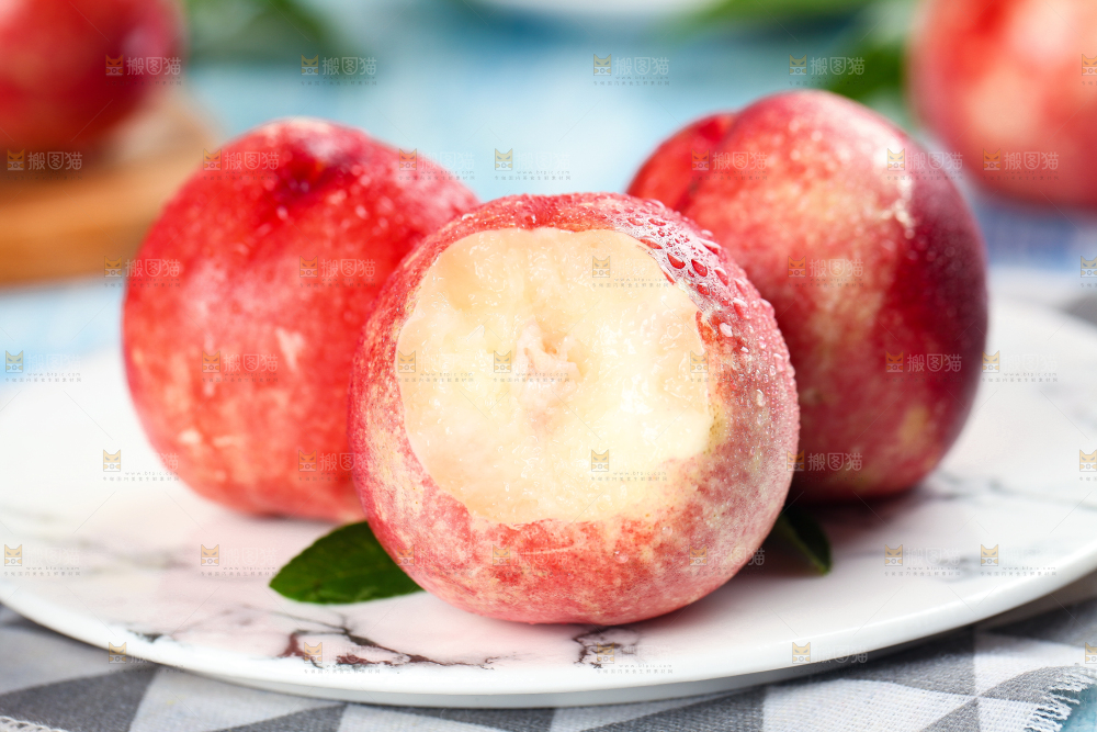 盘子里的白肉油桃