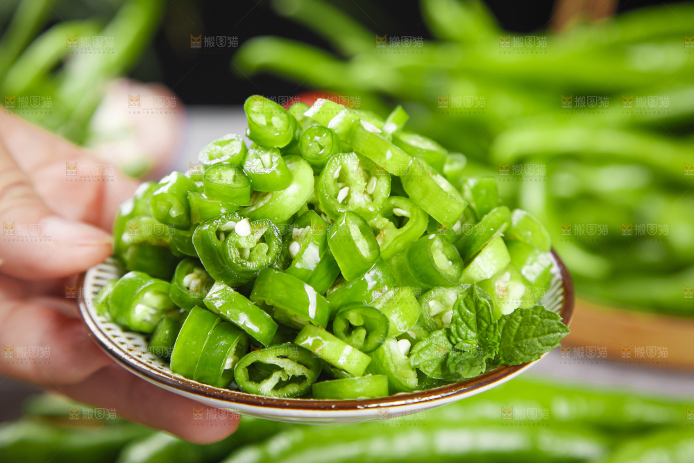 盘子装着云南青线椒