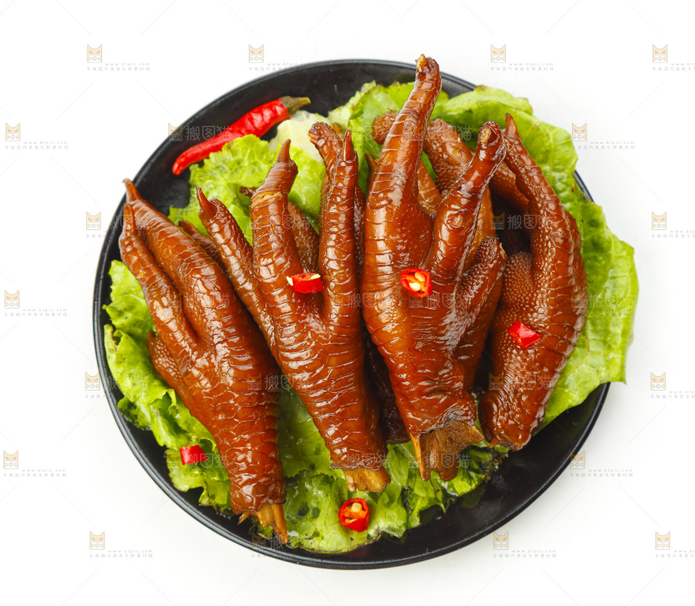 盘子里装着酱香鸡爪