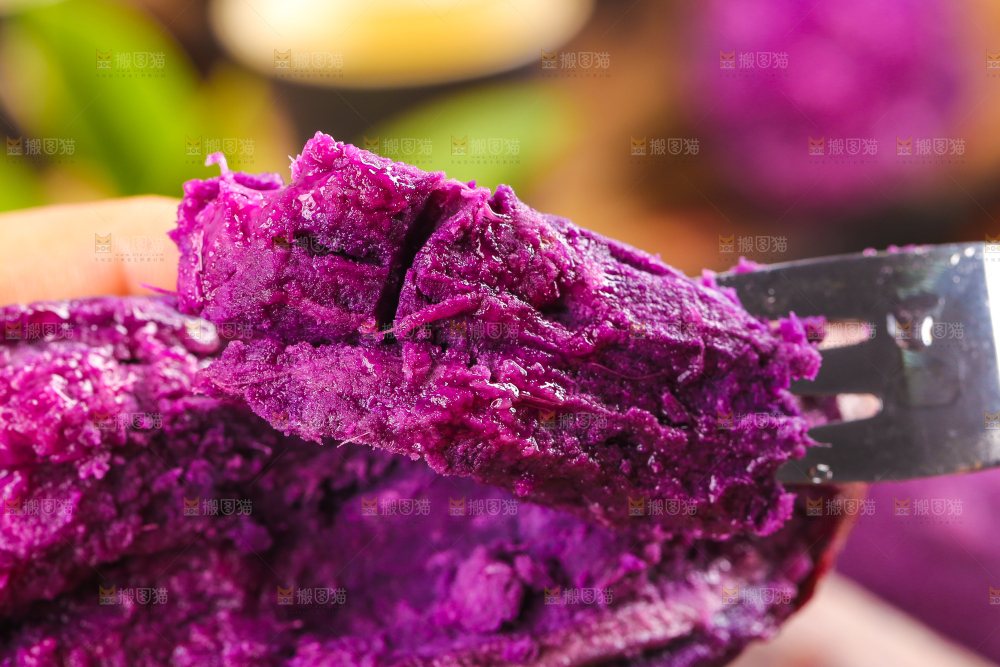 木板上摆放着紫蜜薯