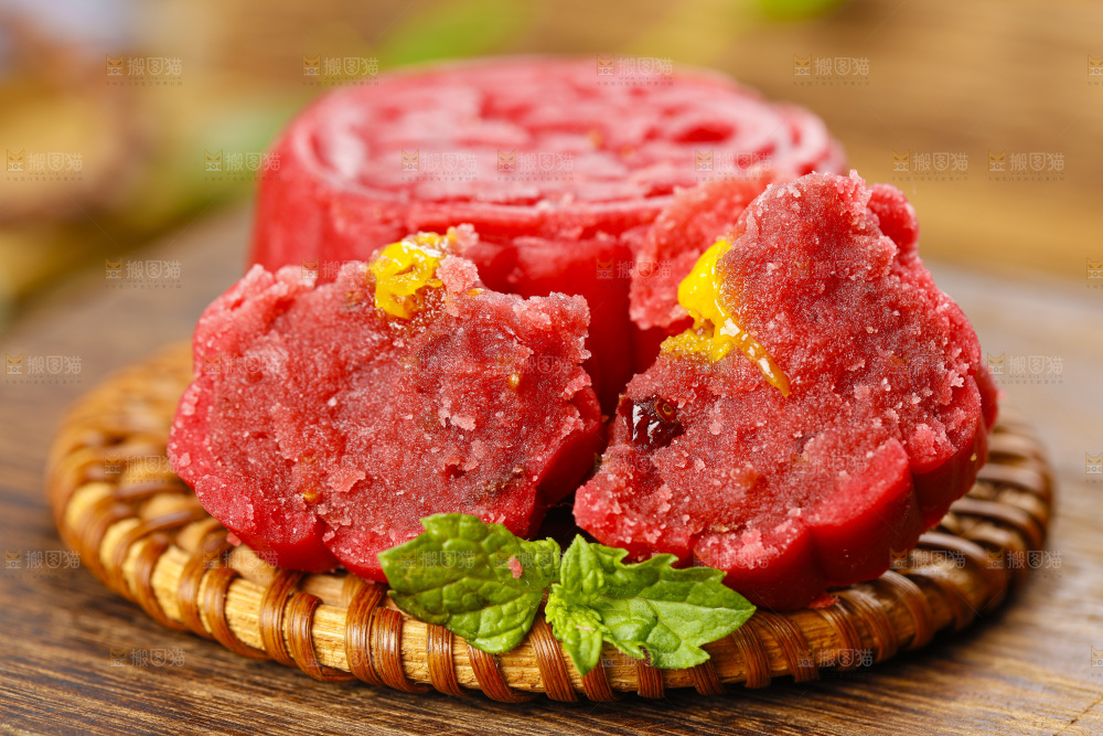 木板上的金沙流心月饼