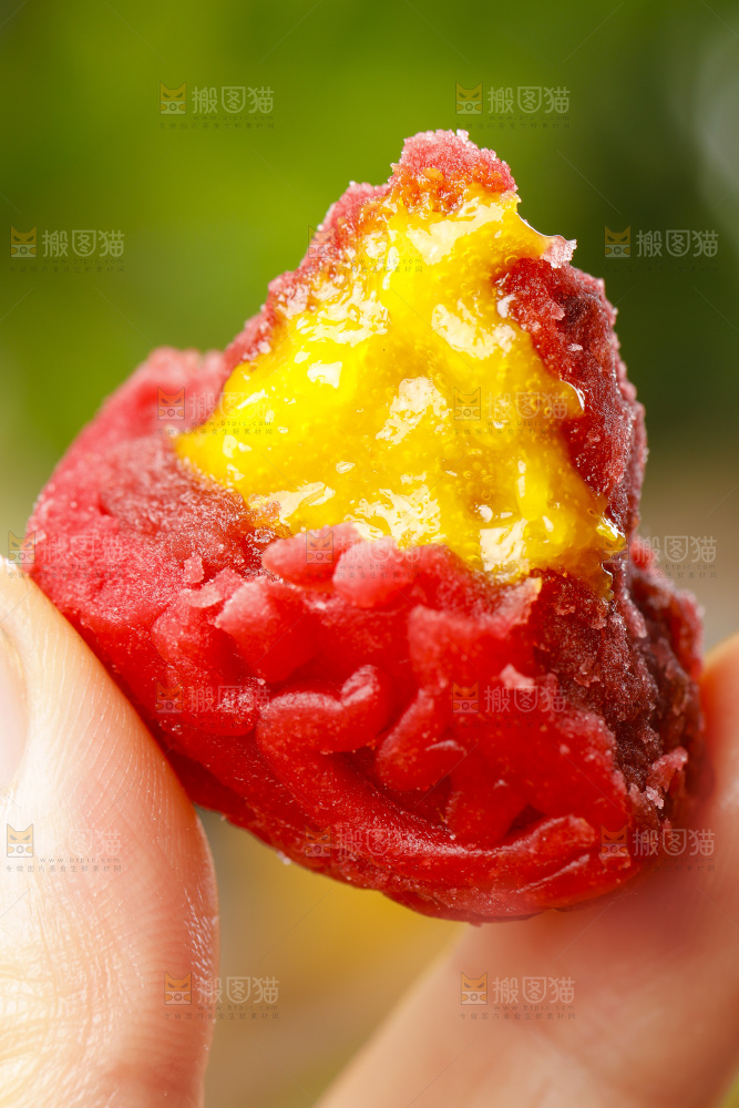 手里拿着流心月饼