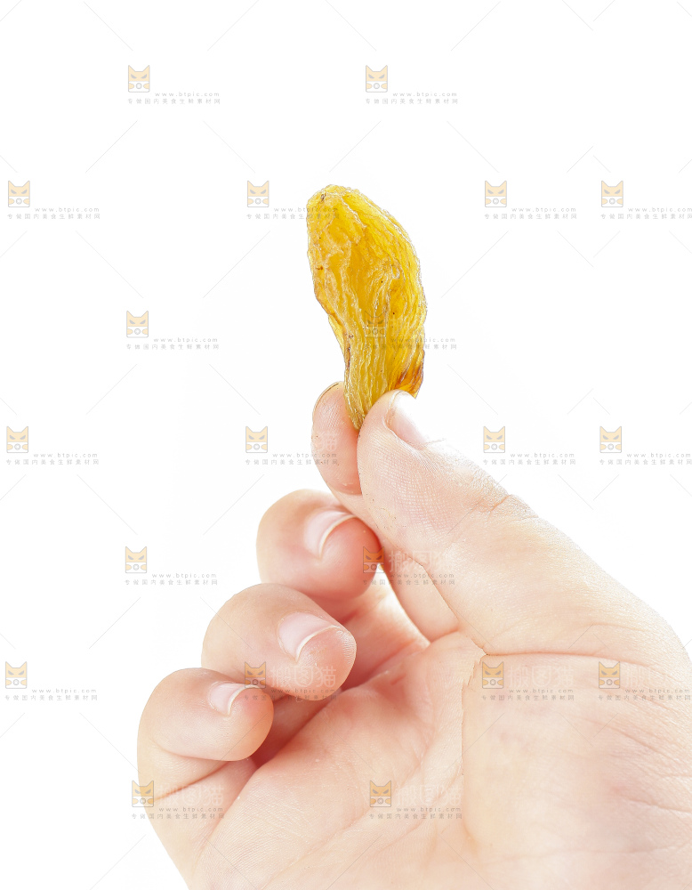 手里拿着黄葡萄干