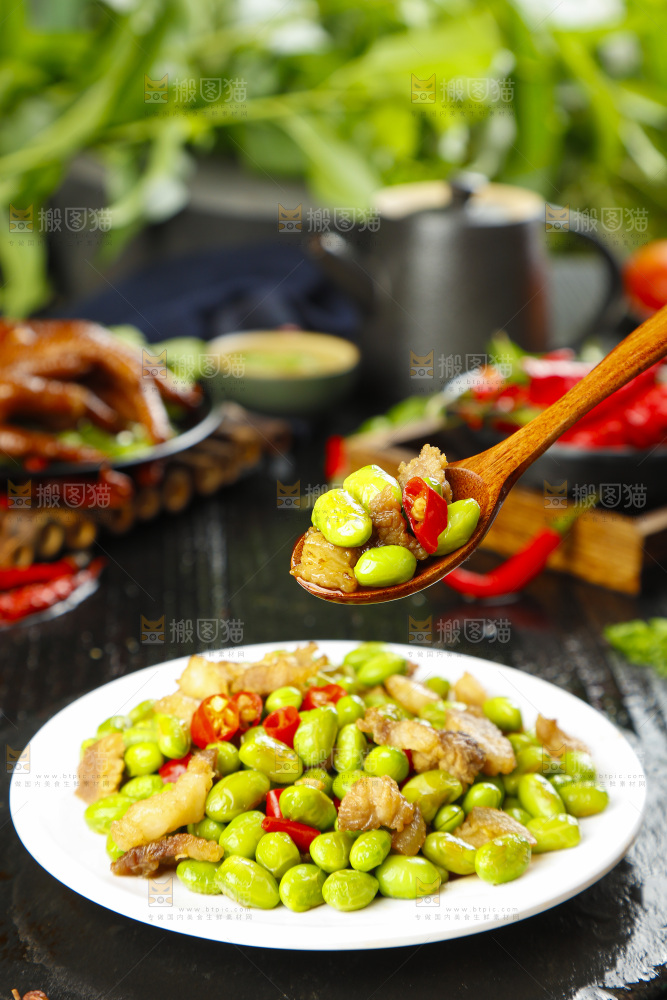 石板上放着一盘毛豆炒肉