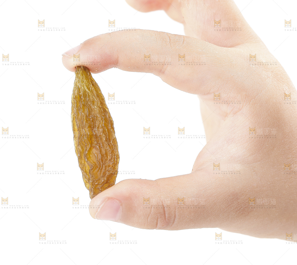 手里拿着黄葡萄干