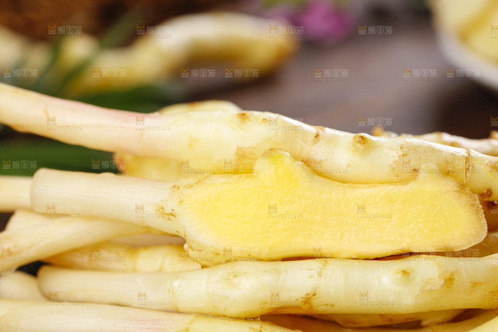 深底上的新鲜生姜