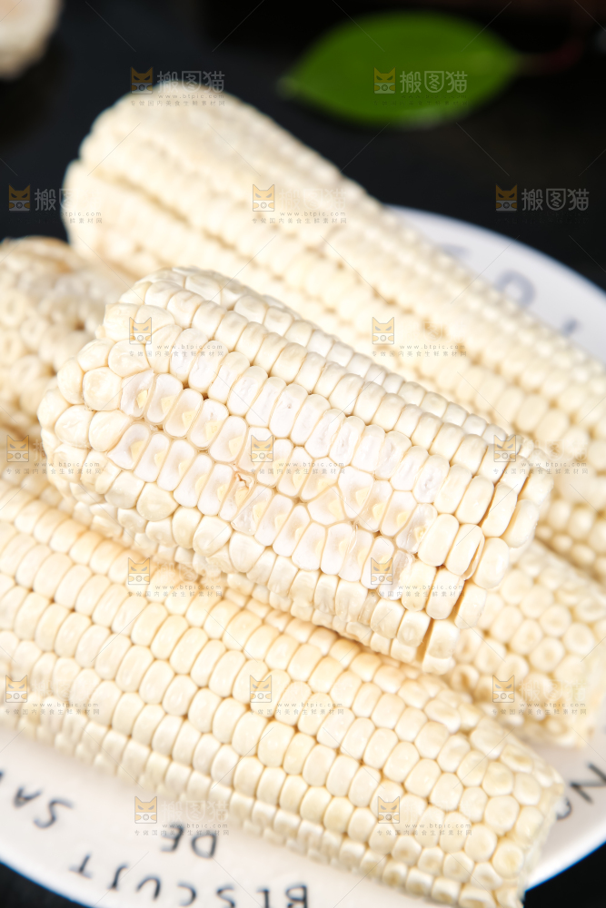 盘子里装着牛奶糯玉米