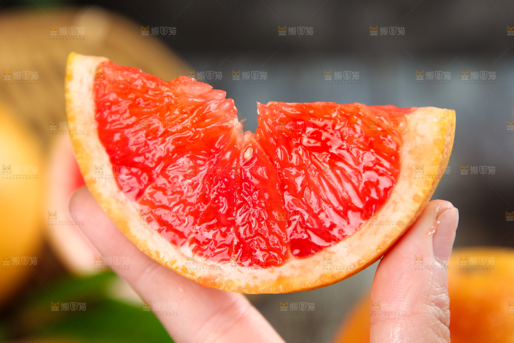 手上拿着南非西柚