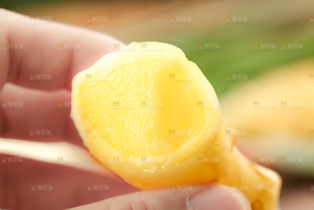 木板上的山东红芽生姜