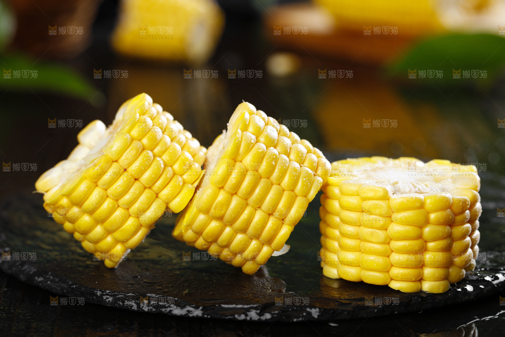 黑石板上的东北玉米