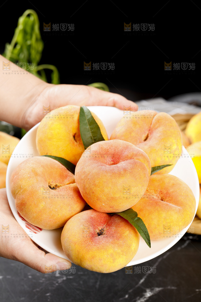 黑底上的毛蟠桃