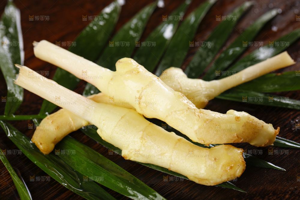 木板上放着生姜