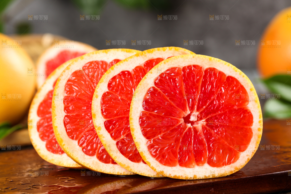 木板上放着红心西柚