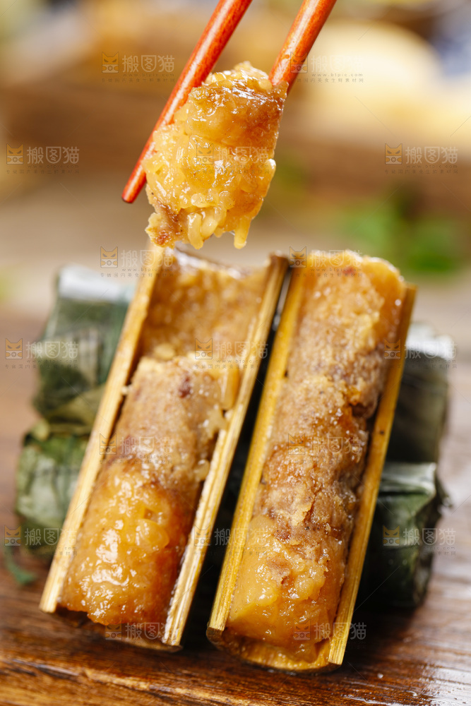 木板上的竹筒粽子