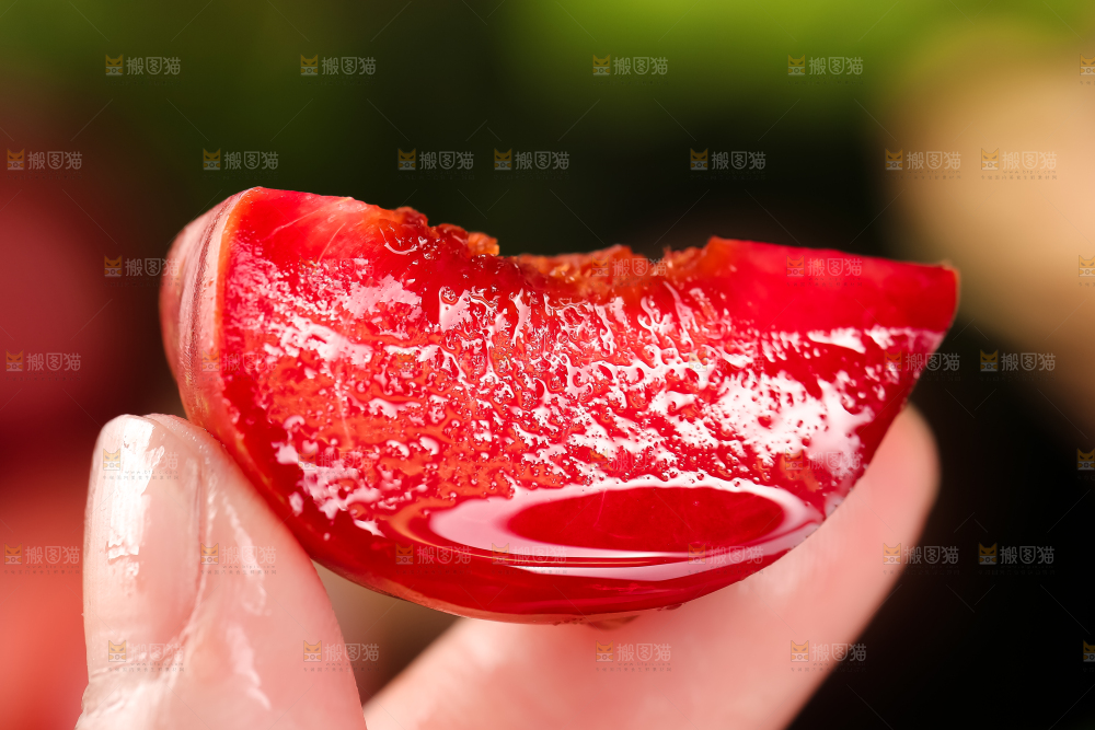 手里拿着红心李