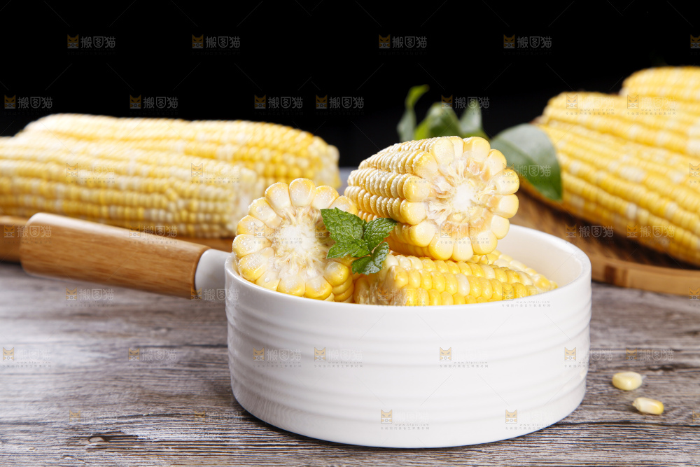 碗里放着甜玉米
