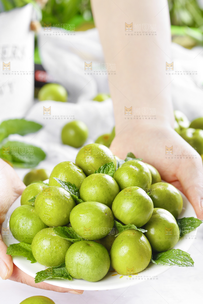 盘子里的土李子