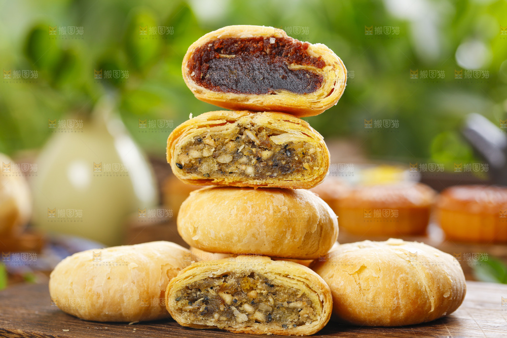 木板上的酥皮月饼