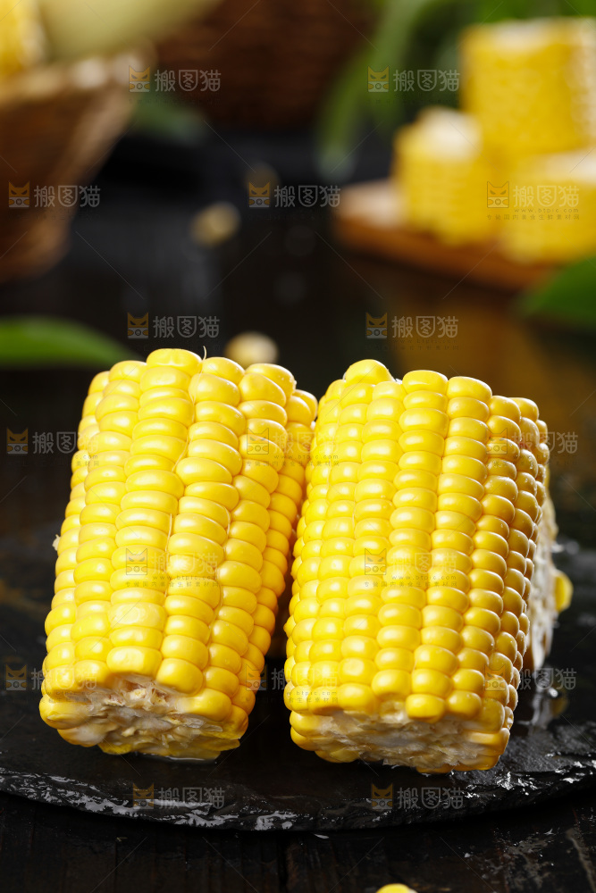 石板上放着黄玉米