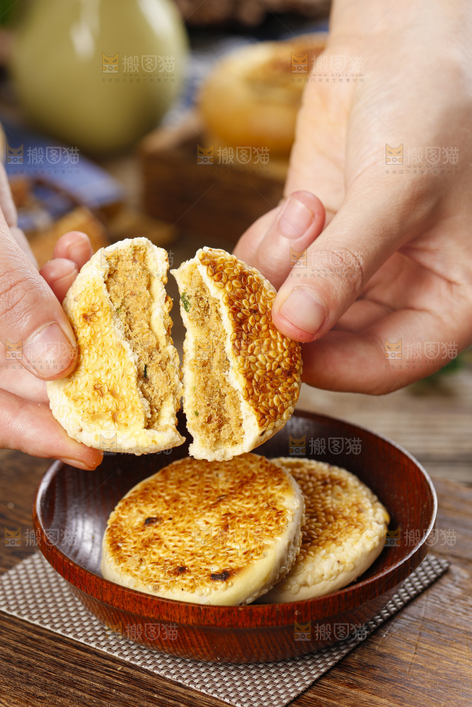 手里拿着手工芝麻饼