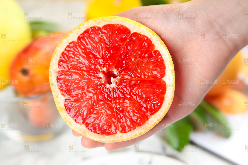 手上拿着西柚果肉