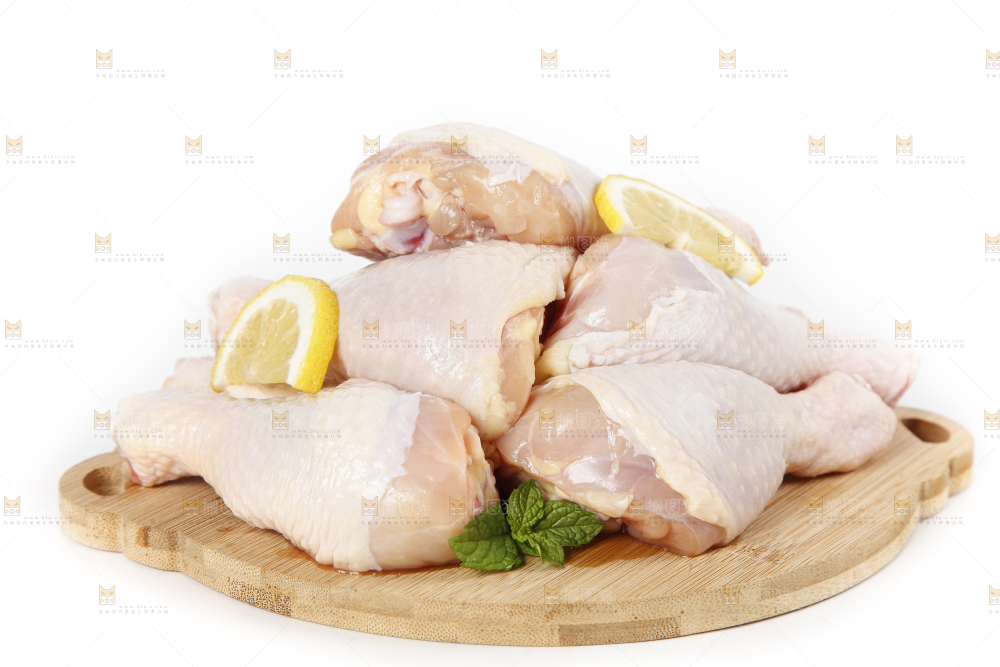 白底上放着大鸡腿