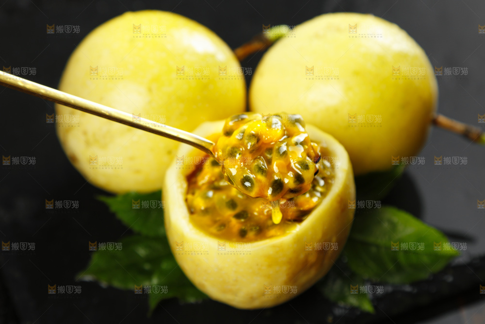 黑石板上摆放着新鲜百香果