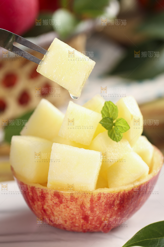 浅底上放着新鲜苹果果肉