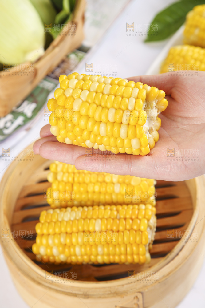 蒸笼里装着糯玉米