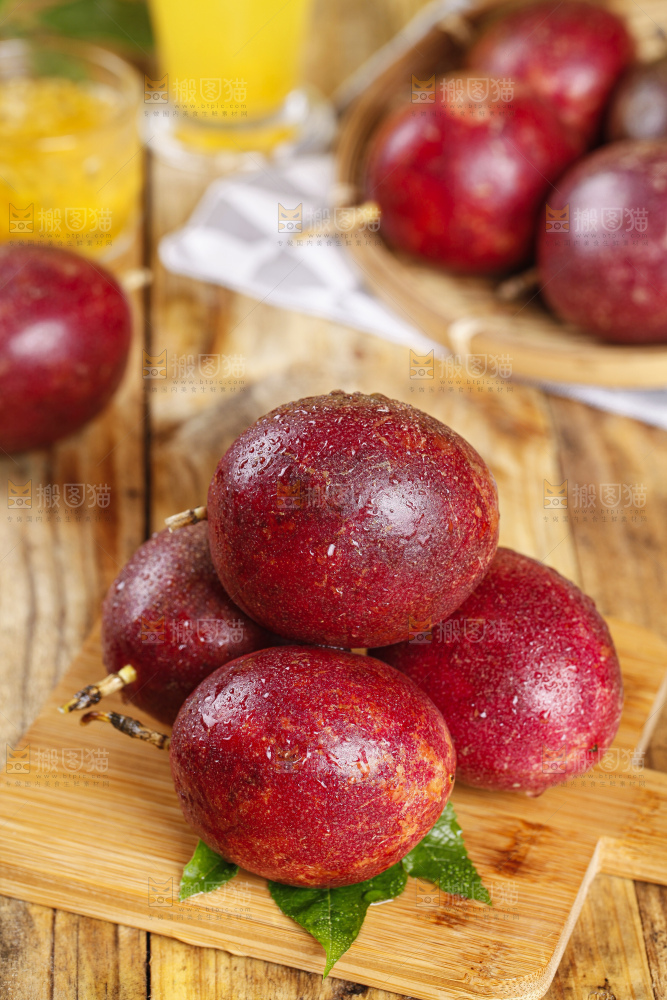 木板上的紫皮百香果