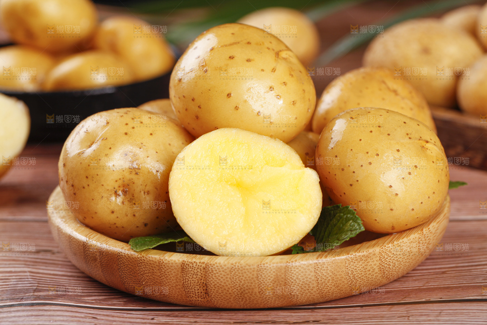 盘子里装着黄金小土豆