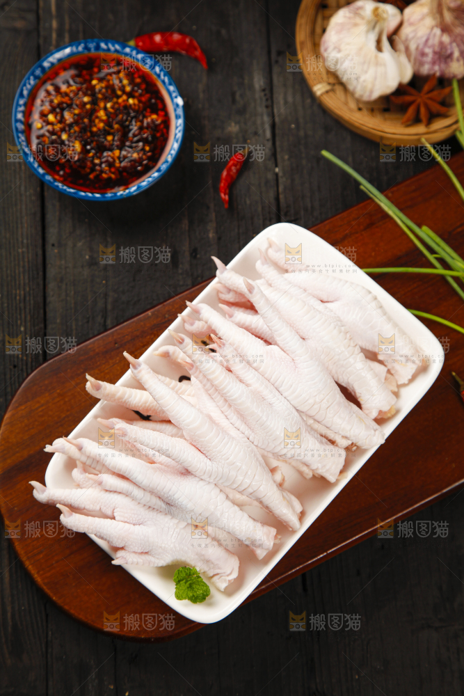 盘子里装着鸡脚