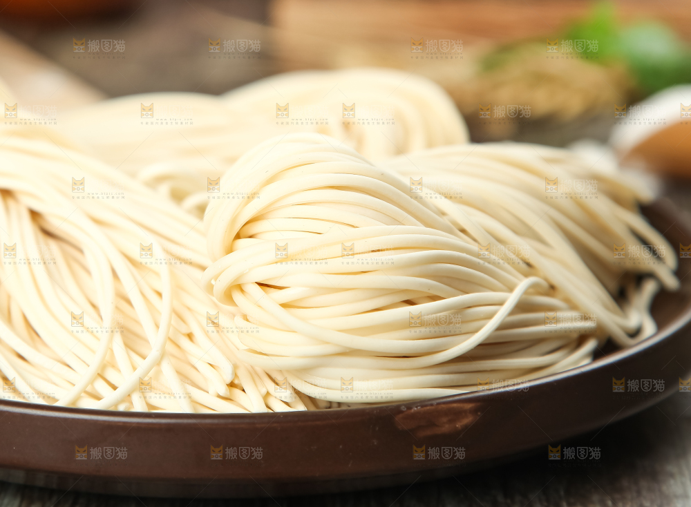 木板上放着一盘细面条
