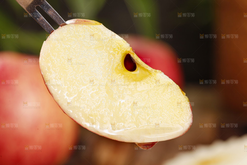 木板上的陕西红富士苹果