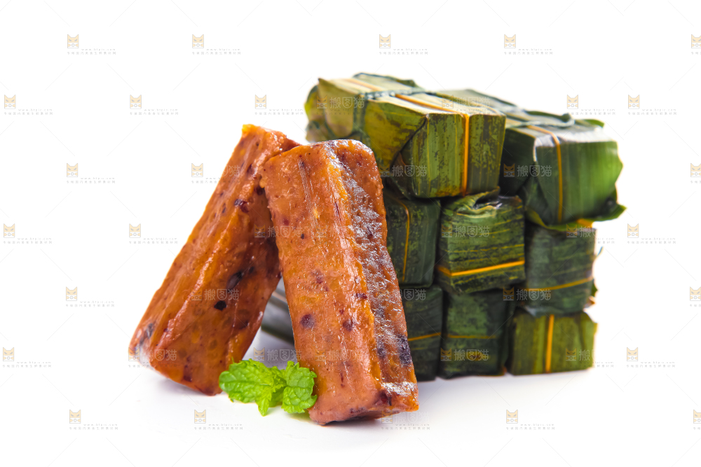 白底上摆放着竹叶糕