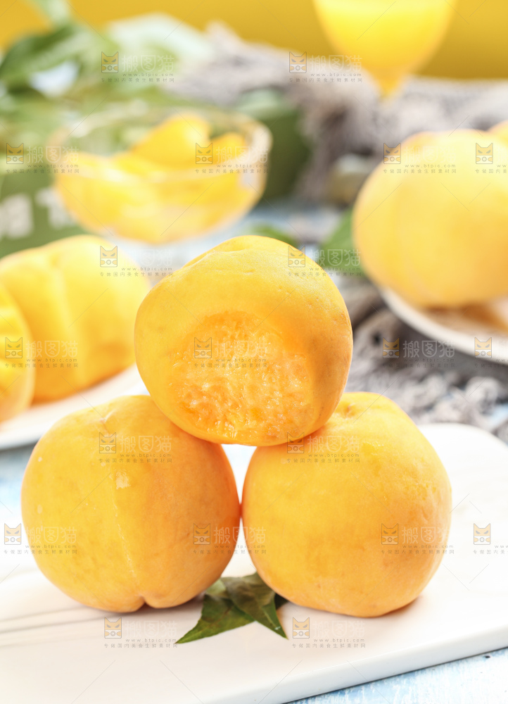 石板上放着黄肉水蜜桃