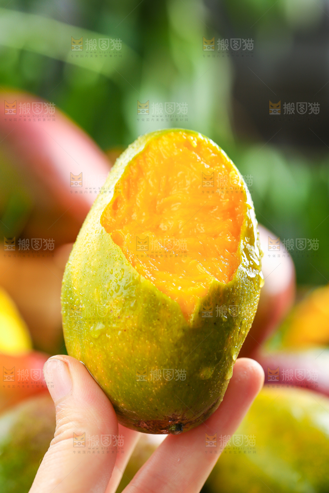 黑石板上的芒果