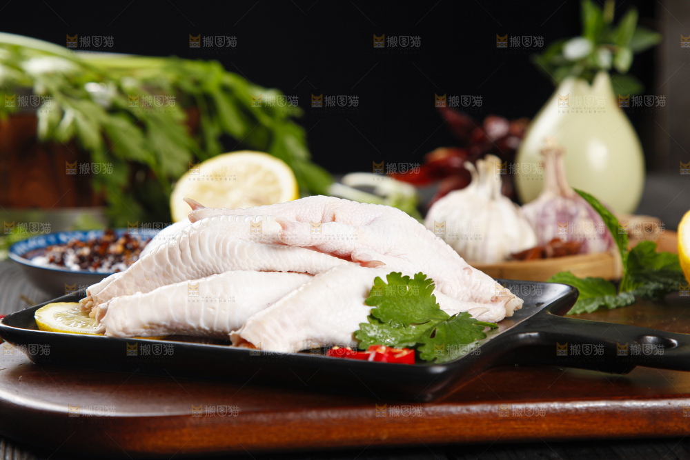 木板上放着一盘生凤爪