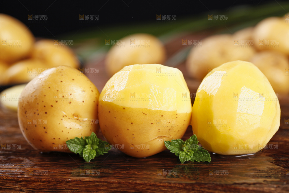 木板上放着云南小土豆