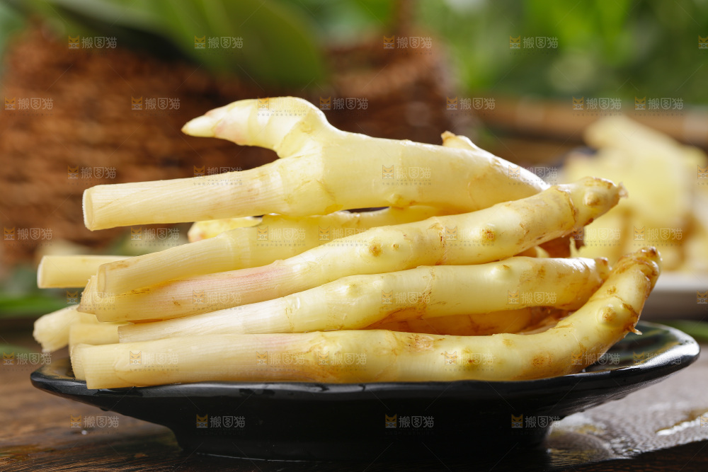 深底上的新鲜生姜