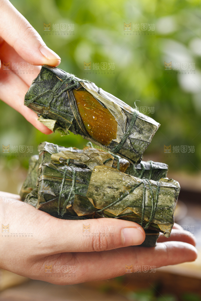 手里拿着竹筒糯米饭
