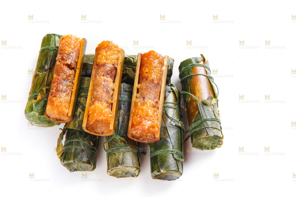 白底上放着竹筒肉粽