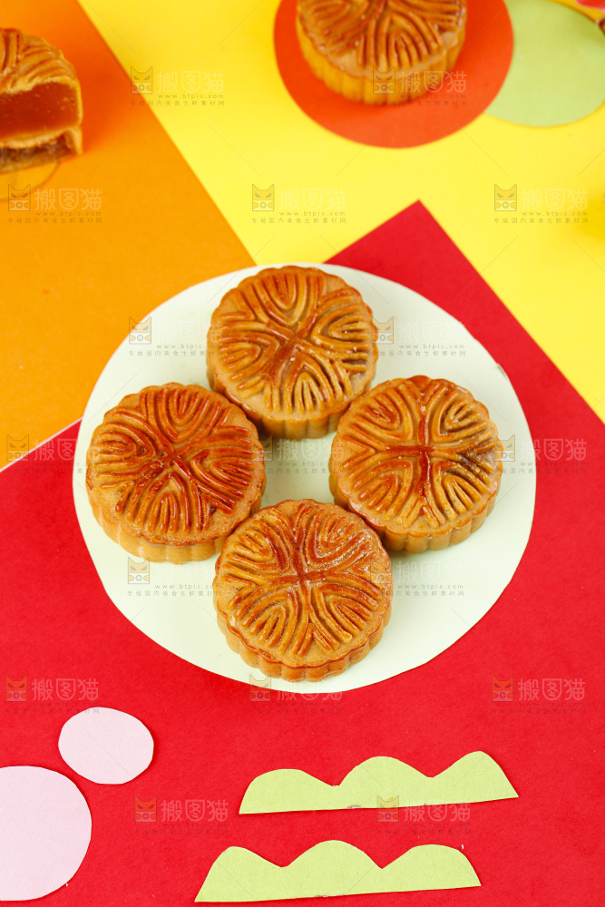 红底上的水果月饼