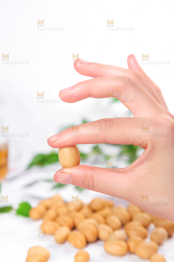 手里拿着花生豆